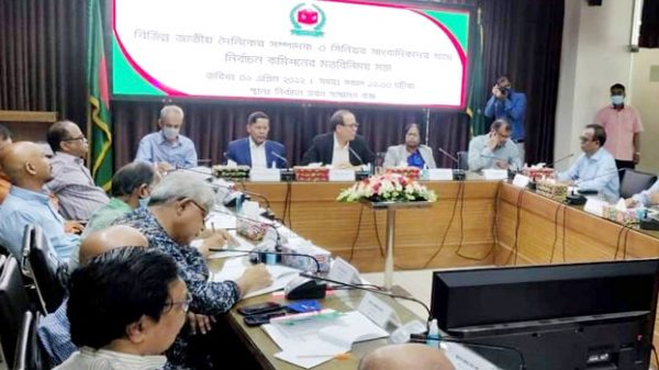 পত্রিকার সম্পাদকসহ জ্যেষ্ঠ সাংবাদিকদের সাথে ইসি’র মতবিনিময়